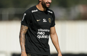 Renato Augusto sorrindo durante o treino no CT Joaquim Grava