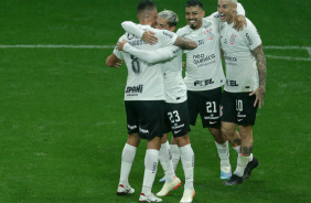 Renato Augusto, Fagner, Bidu e Rger Guedes comemoram vitria contra o Fluminense