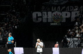 Rger Guedes ajoelhado na Neo Qumica Arena aps marcar gol contra o Fluminense