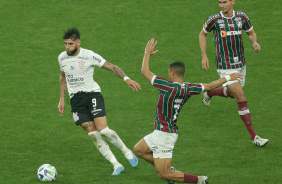Yuri Alberto saindo da marcao do Fluminense