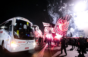 Fiel recepcionou o nibus do Corinthians na Neo Qumica Arena