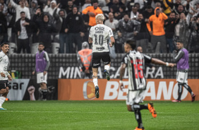 Rger Guedes comemorando o gol contra o Atltico