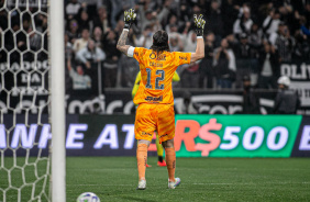 Cssio agradecendo a Deus depois de defender penalidade do Atltico-MG