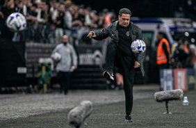 Luxemburgo dominando uma bola na Neo Qumica Arena