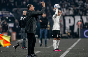 Luxemburgo gesticulando com os jogadores que esto em campo; Fagner aparece ao fundo