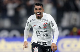 Matheus Bidu comemora gol marcado