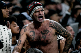 Torcedor do Corinthians na arquibancada da Neo Qumica Arena durante jogo contra o Atltico-MG