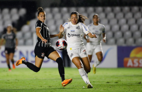 Gabi Portilho disputa com zagueira do Santos em jogo do Corinthians pelo Paulisto Feminino
