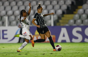Gabi Portilho domina bola em jogo entre Corinthians e Santos, pelo Paulisto Feminino