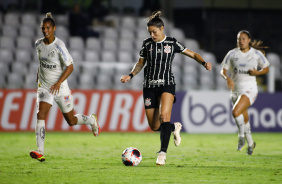 Gabi Zanotti conduz a bola na partida entre Corinthians e Santos