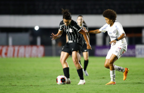 Isabela com a bola na partida entre Corinthians e Santos, pelo Paulisto Feminino