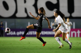 Jheniffer domina a bola em jogo entre Corinthians e Santos, pelo Paulisto Feminino