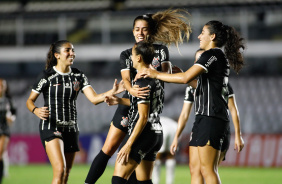Katiuscia, Jheniffer, Gabi Portilho e Duda Sampaio comemoram o gol do Corinthians