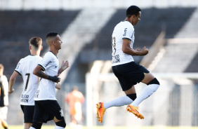 Arthur Sousa comemora seu gol marcado no empate do Corinthians Sub-20