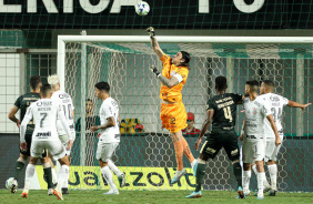 Cssio afasta bola com soco da rea do Corinthians