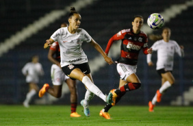 Gabi Portilho finalizando no gol