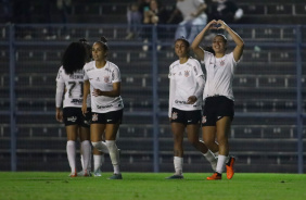Gabi Portilho, Jaqueline e Duda Sampaio comemorando o gol marcado