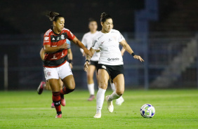 Gabi Zanotti conduz a bola pelo Corinthians