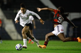 Isabela brigando pela bola contra o Flamengo