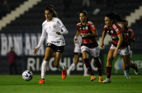 Jhennifer conduzindo a bola pelo Brasileiro