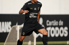 Ruan Oliveira conduzindo a bola no treino