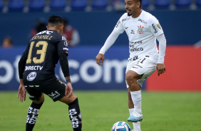 Matheus Bidu saindo da marcao do Independiente Del Valle, na Libertadores