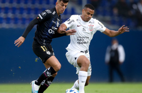 Murillo na disputa da bola contra jogador do Independiente Del Valle, no Equador