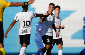 Mateus Henrique e Higor comemorando um dos gols do Corinthians sobre o ECUS