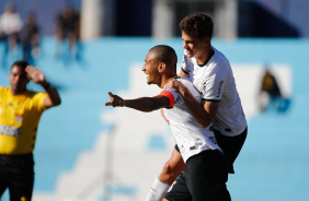 Renato comemorando o gol feito contra o ECUS, enquanto Moscardo pula sobre ele