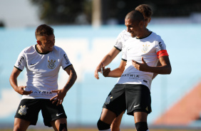 Renato e Ryan comemorando o gol marcado pelo zagueiro contra o ECUS