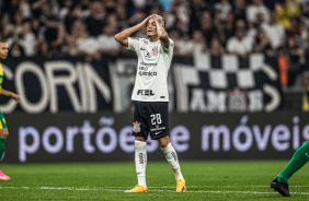 Adson com as mos na cabea lamentando durante jogo contra o Cuiab na Neo Qumica Arena