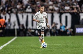 Adson correndo com a bola em embate vlido pelo Brasileiro