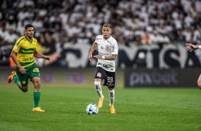 Adson correndo na Neo Qumica Arena tendo a bola em seu domnio