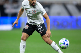 Bruno Mndez com a bola em seu p na Neo Qumica Arena