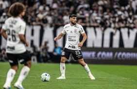 Bruno Mndez na Neo Qumica Arena durante jogo contra o Cuiab; Biro aparece de costas