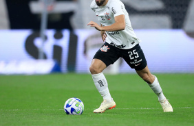 Bruno Mndez se preparando para dar um passe durante jogo contra o Cuiab