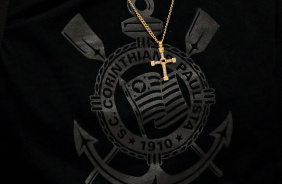 Colar com uma cruz dourada em cima do escudo do Corinthians