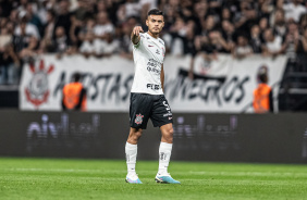 Fausto Vera apontando durante jogo contra o Cuiab na Neo Qumica Arena pelo Brasileiro