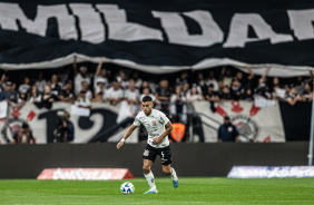 Fausto Vera armando um passe na Neo Qumica Arena; a torcida aparece em suas costas