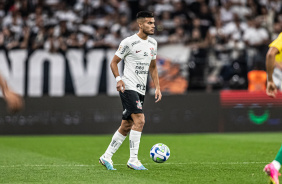 Fausto Vera caminhando com a bola em seu p durante jogo contra o Cuiab pelo Brasileiro