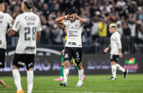 Fausto Vera e jogadores do Corinthians lamentando durante jogo contra o Cuiab