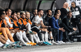 Jogadores do Corinthians no banco de reservas da Neo Qumica Arena; Renato Augusto mais a frente