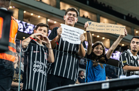Jovens torcedores do Corinthians com cartazes pedindo as camisas de Rger Guedes e Yuri Alberto