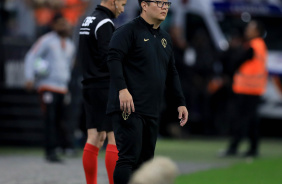 Leonardo Hirao, mdico do Corinthians, na beira do gramado da Neo Qumica Arena