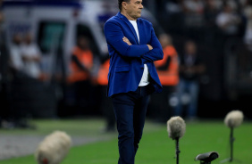 Luxemburgo com os braos cruzados  beira do gramado da Neo Qumica Arena