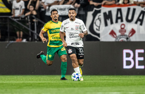 Matheus Bidu correndo com a bola em seu domnio em jogo contra o Cuiab