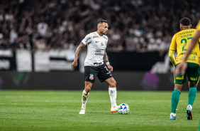 Maycon observando o campo com a bola em seu domnio durante jogo contra o Cuiab