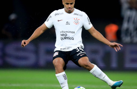 Murillo fazendo um passe na Neo Qumica Arena em partida contra o Cuiab