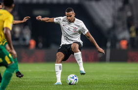 Murillo tentando ultrapassar marcador do Cuiab em jogo vlido pelo Brasileiro