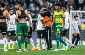 Renato Augusto abraando Ruan Oliveira ao fim do jogo contra o Cuiab